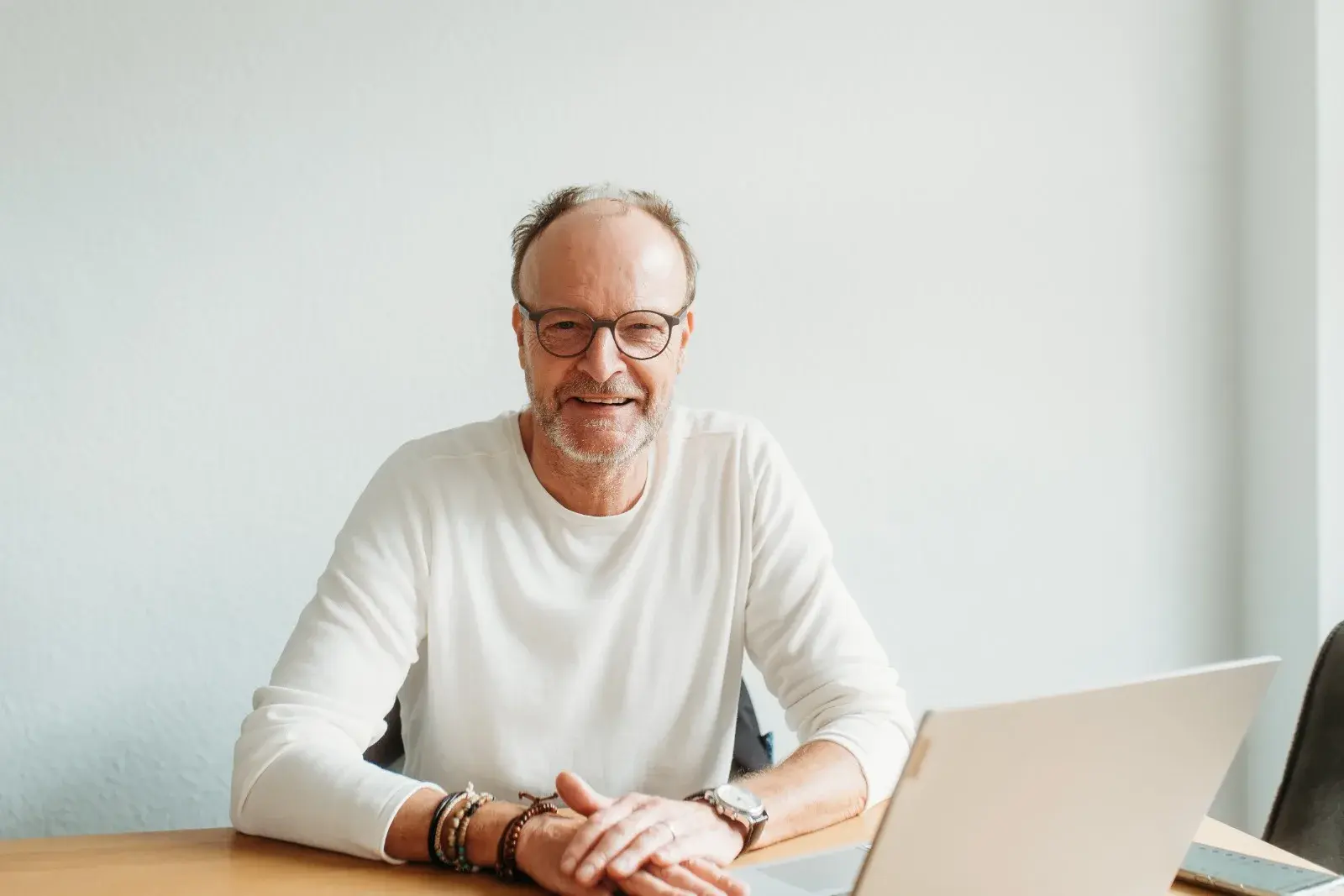 Jörg Michael am Laptop im Büro Hamburg-Rissen